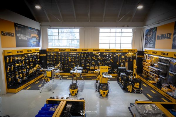 scaffali con prodotti venduti